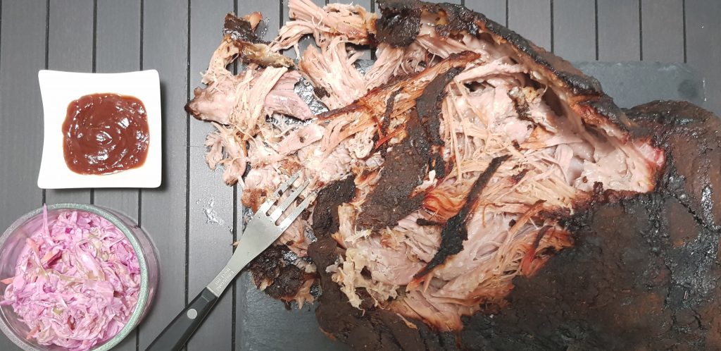Fertiges Pulled Pork vom Gasgrill