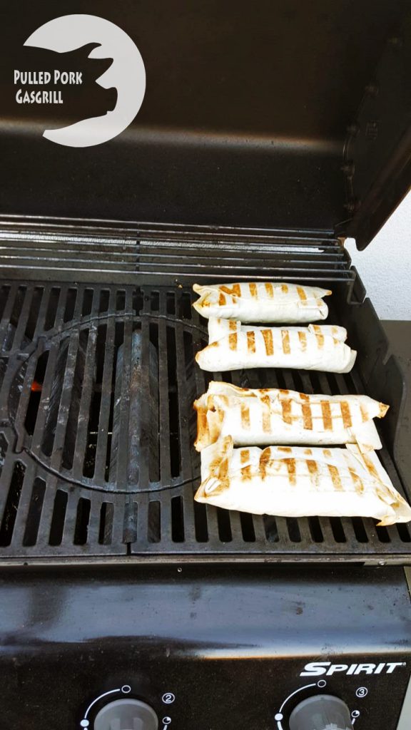 Die Burritos werden mit Öl eingepinselt und kommen noch einmal kurz auf den Grill.