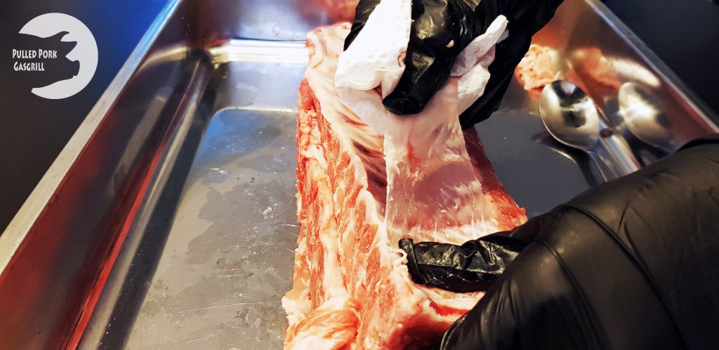 Entfernen der Silberhaut bei Baby Back Ribs